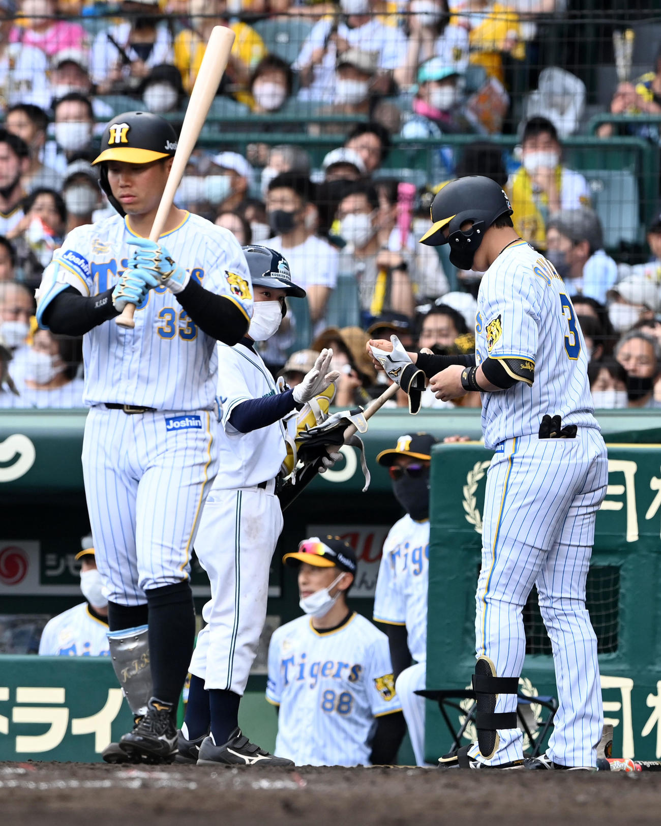 阪神対DeNA 7回裏阪神1死二、三塁、大山は申告敬遠で出塁。手前は次打者の糸原（撮影・前岡正明）