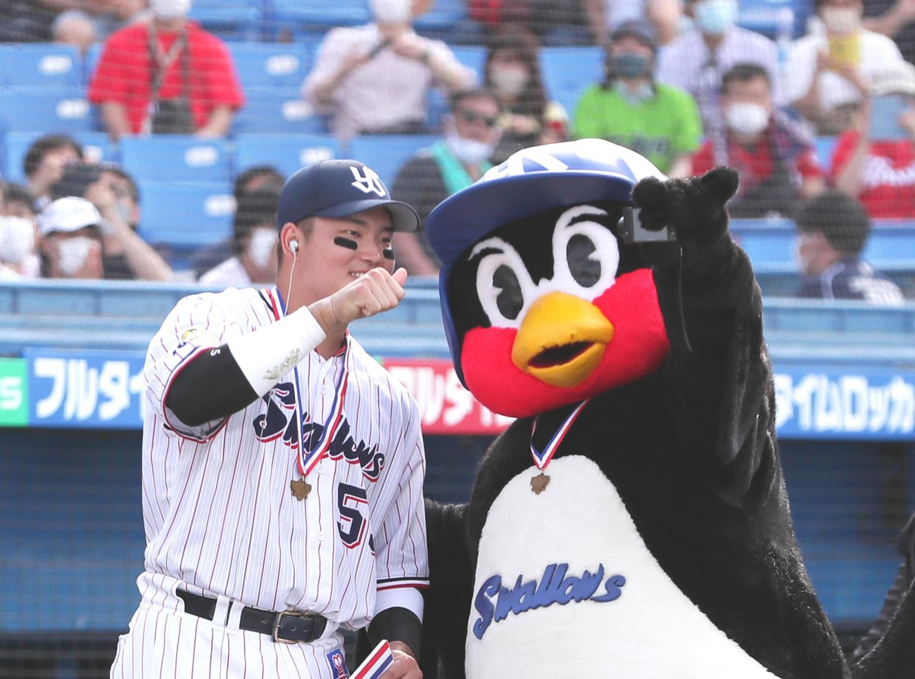 2本塁打のヤクルト村上は父の日の記念メダルをつば九郎からもらい笑顔で記念撮影（撮影・足立雅史）