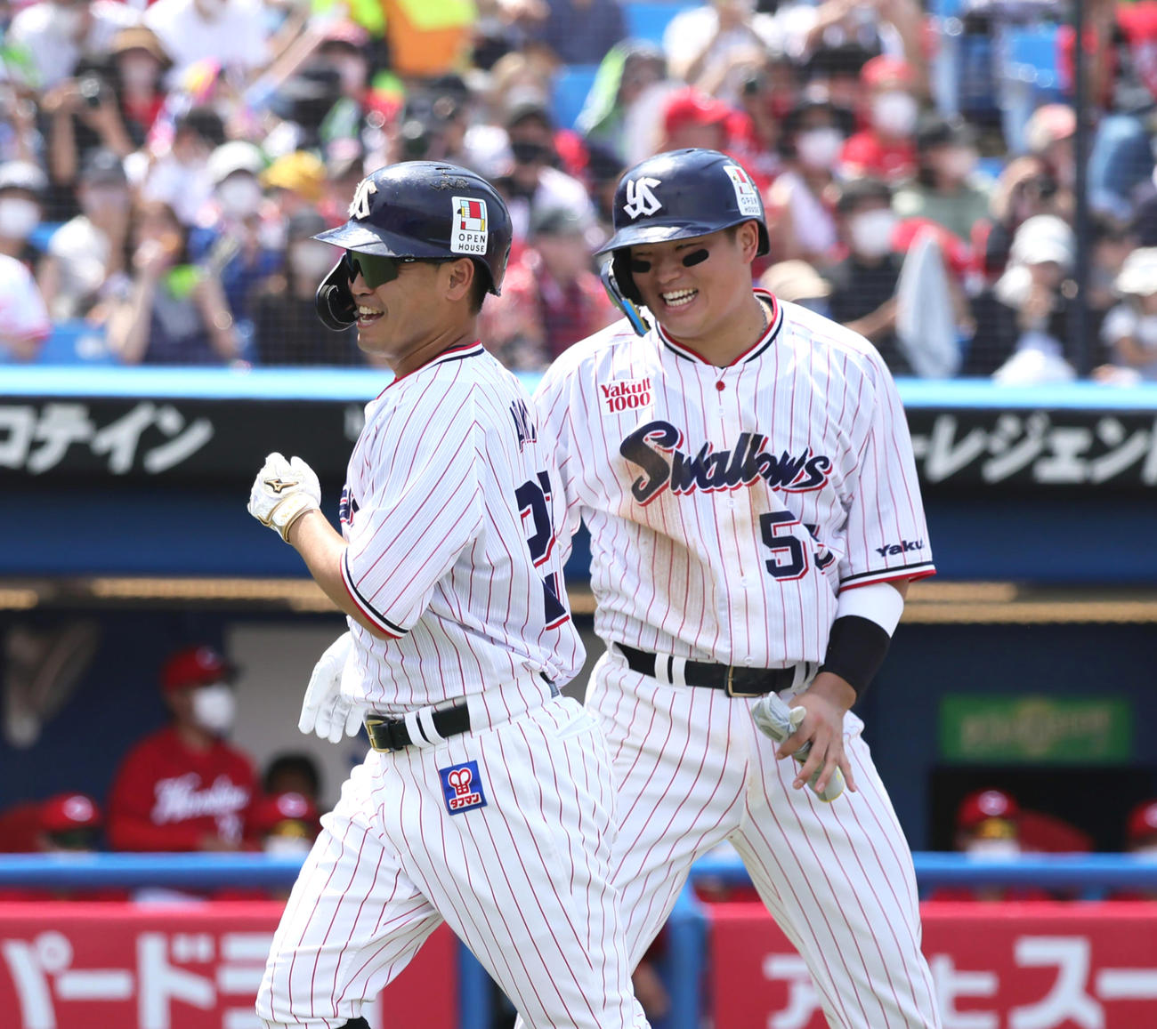 2回裏ヤクルト無死一塁、左越え2点本塁打を放った青木（左）は村上とタッチを交わす（撮影・足立雅史）