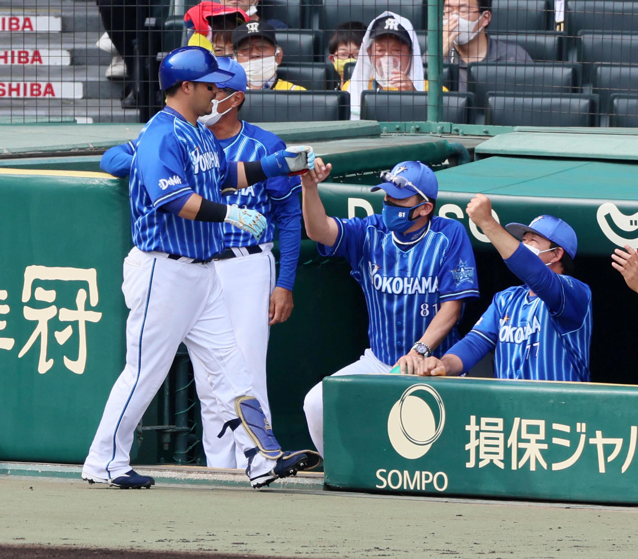阪神対DeNA 6回表DeNA無死、三浦監督は左越えソロ本塁打を放った宮崎（左）をベンチで出迎える（撮影・加藤哉）