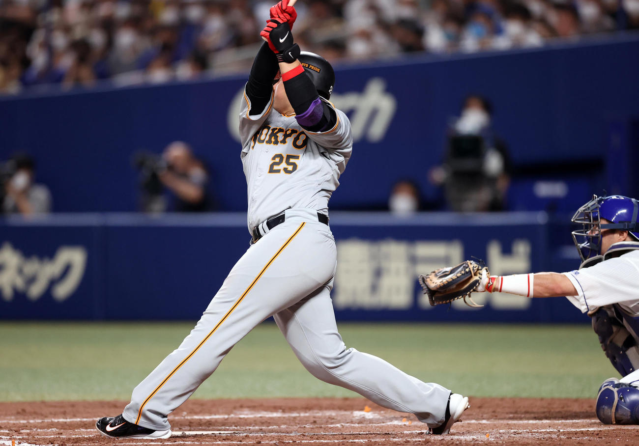 中日対巨人　4回表巨人1死、先制ソロ本塁打を放つ岡本和（撮影・狩俣裕三）