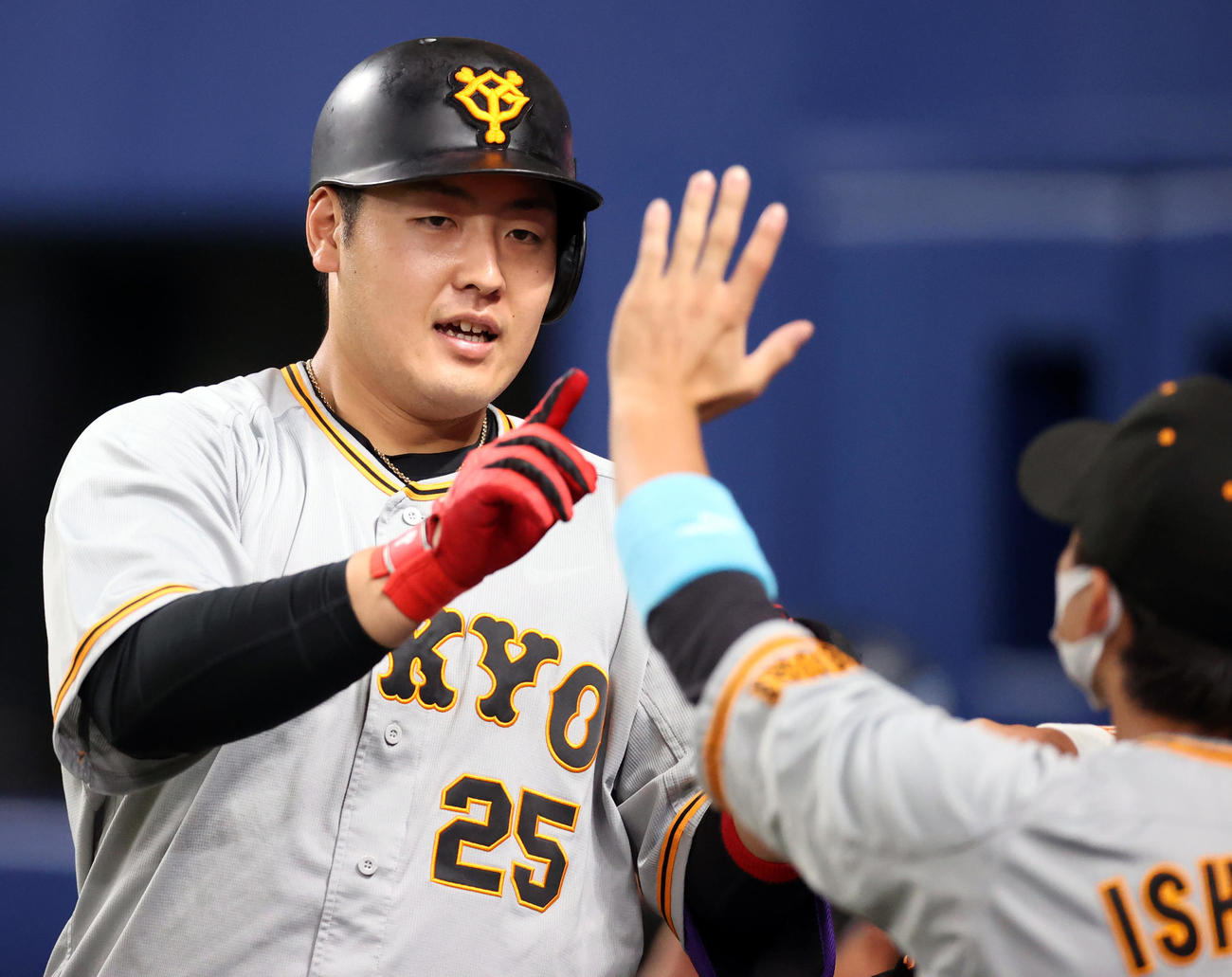 中日対巨人　4回表巨人1死、先制ソロ本塁打を放ちチームメートに迎えられる岡本和（撮影・狩俣裕三）