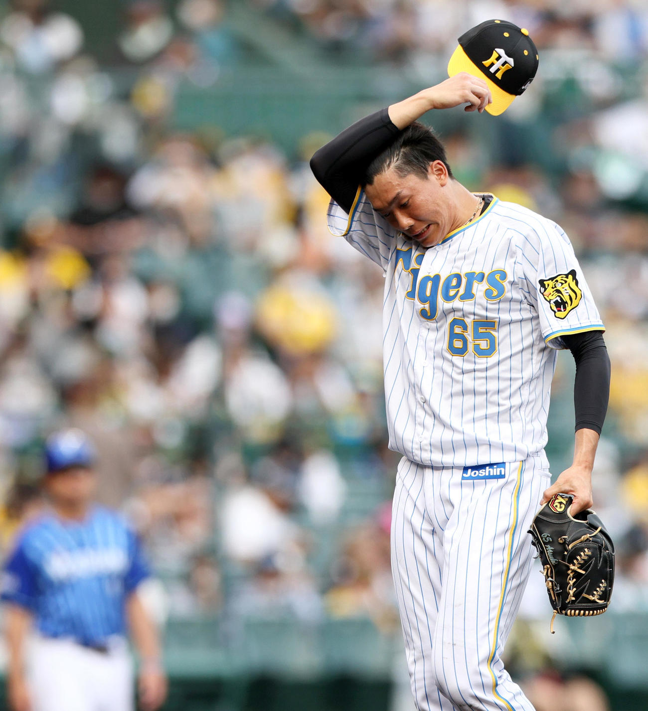 阪神対DeNA 8回表DeNA1死三塁、湯浅は嶺井の遊野選で3点目を失い降板する（撮影・上山淳一）