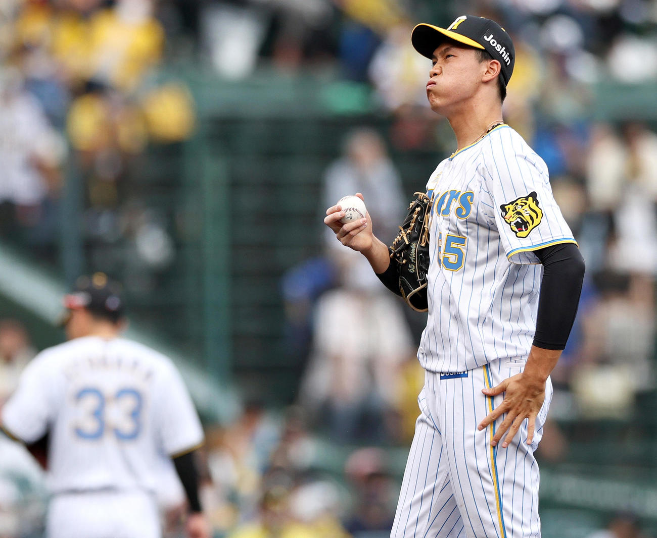 阪神対DeNA 8回表DeNA1死一、二塁、湯浅（右）は神里に中越え2点適時三塁打を打たれ落胆する（撮影・上山淳一）