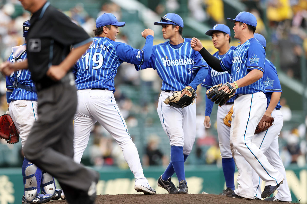 阪神対DeNA　試合を締めたDeNA山崎康（左から2人目）はナインとタッチを交わす（撮影・上山淳一）