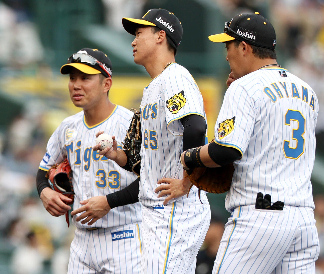 阪神対DeNA 8回表DeNA1死一、二塁、湯浅（中央）は神里に中越え2点適時三塁打を打たれ落胆する（撮影・上山淳一）