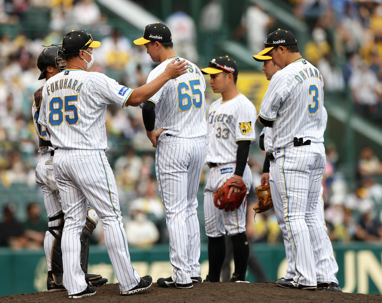 阪神対DeNA 8回表DeNA1死三塁、湯浅（左から3人目）は嶺井の遊野選で追加点を許し降板となる（撮影・上山淳一）