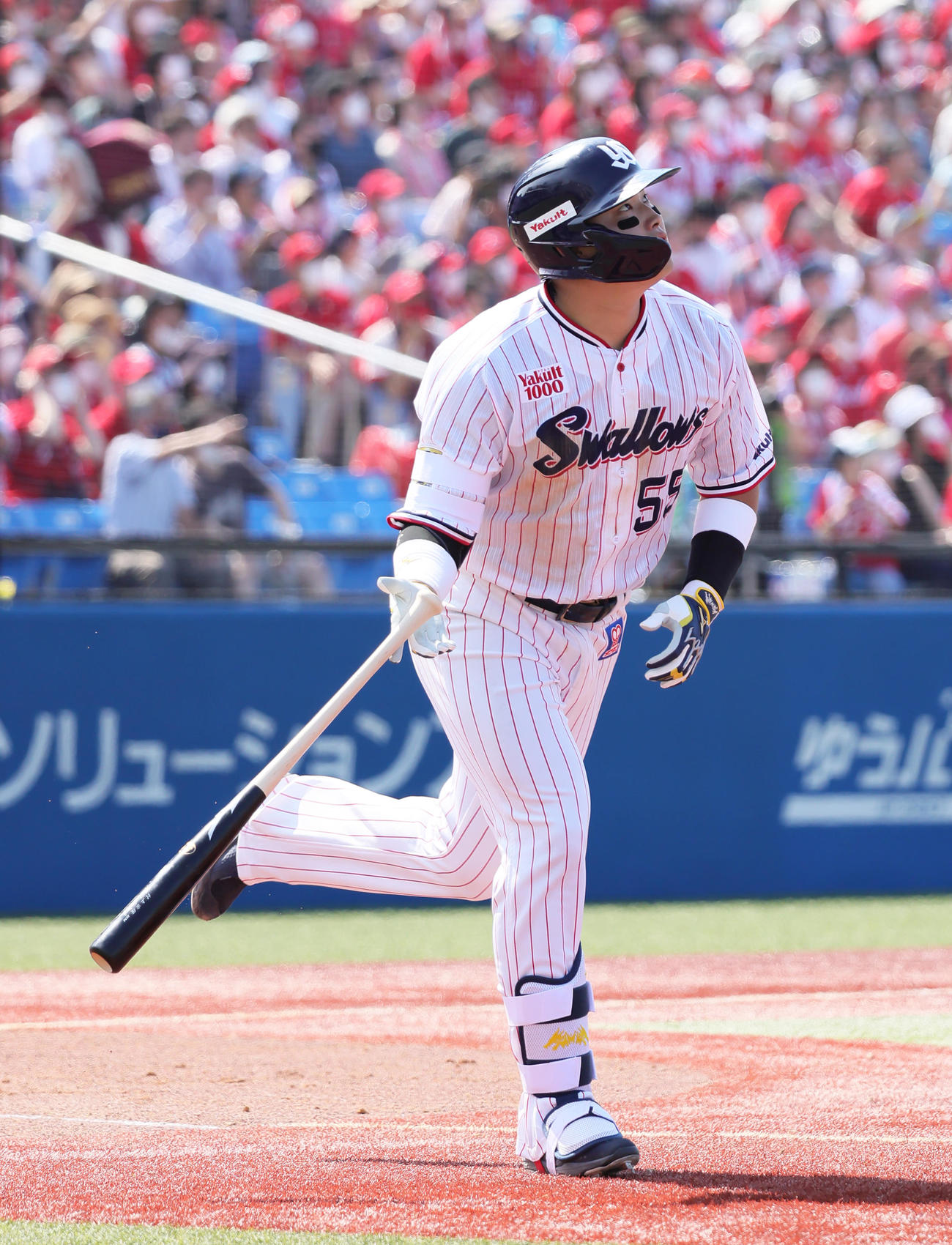 5回裏ヤクルト2死、2打席連続となる右越えソロ本塁打を放つ村上（撮影・足立雅史）
