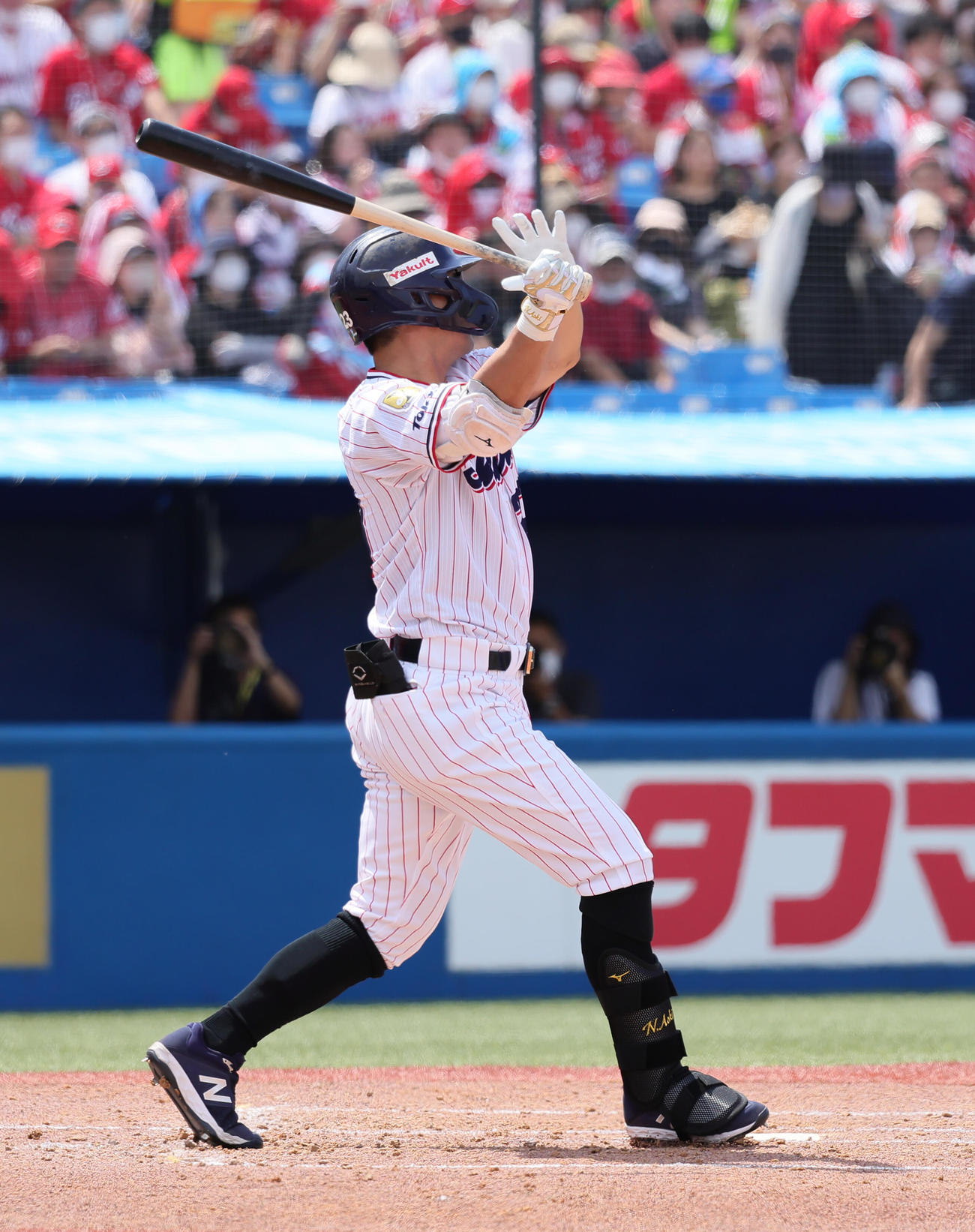 ヤクルト対広島　2回裏ヤクルト無死一塁、左越え2点本塁打を放つ青木（撮影・足立雅史）