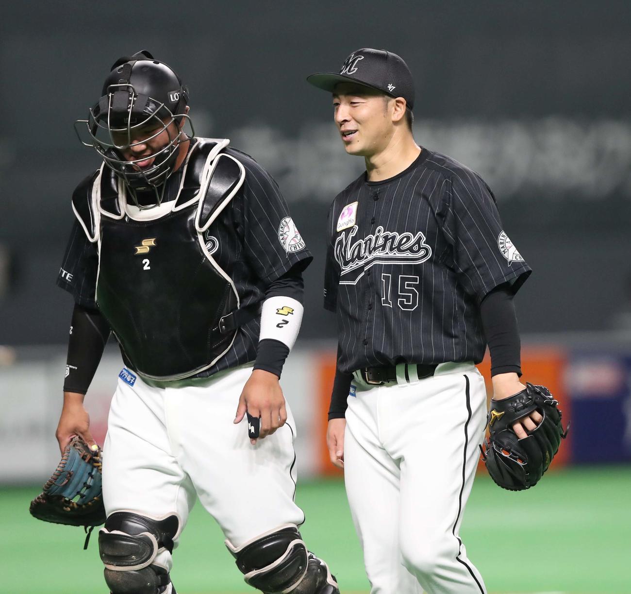 日本ハム対ロッテ　2回裏、無失点に抑え笑顔の美馬（右）（撮影・黒川智章）