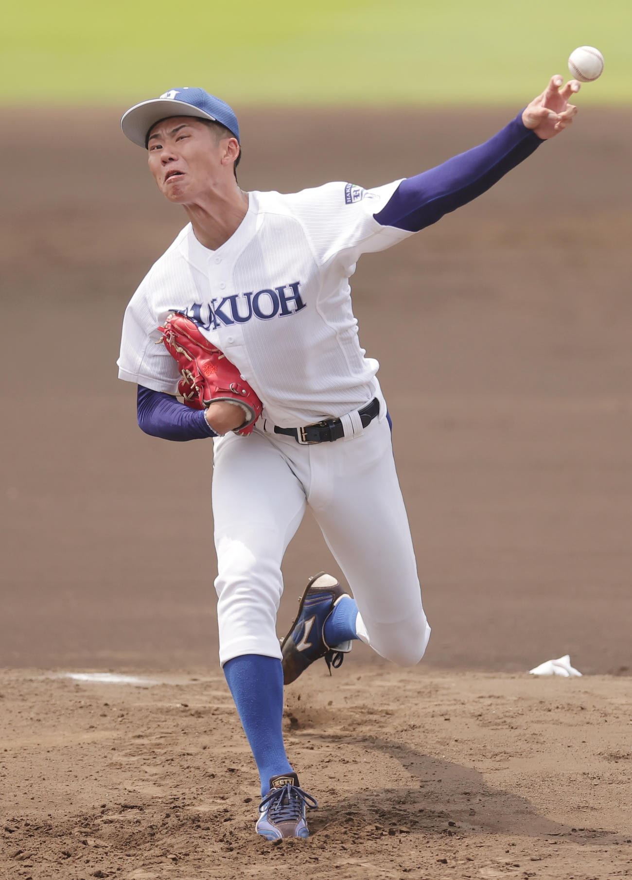 紅白戦で力投する白鴎大・曽谷（撮影・野上伸悟）