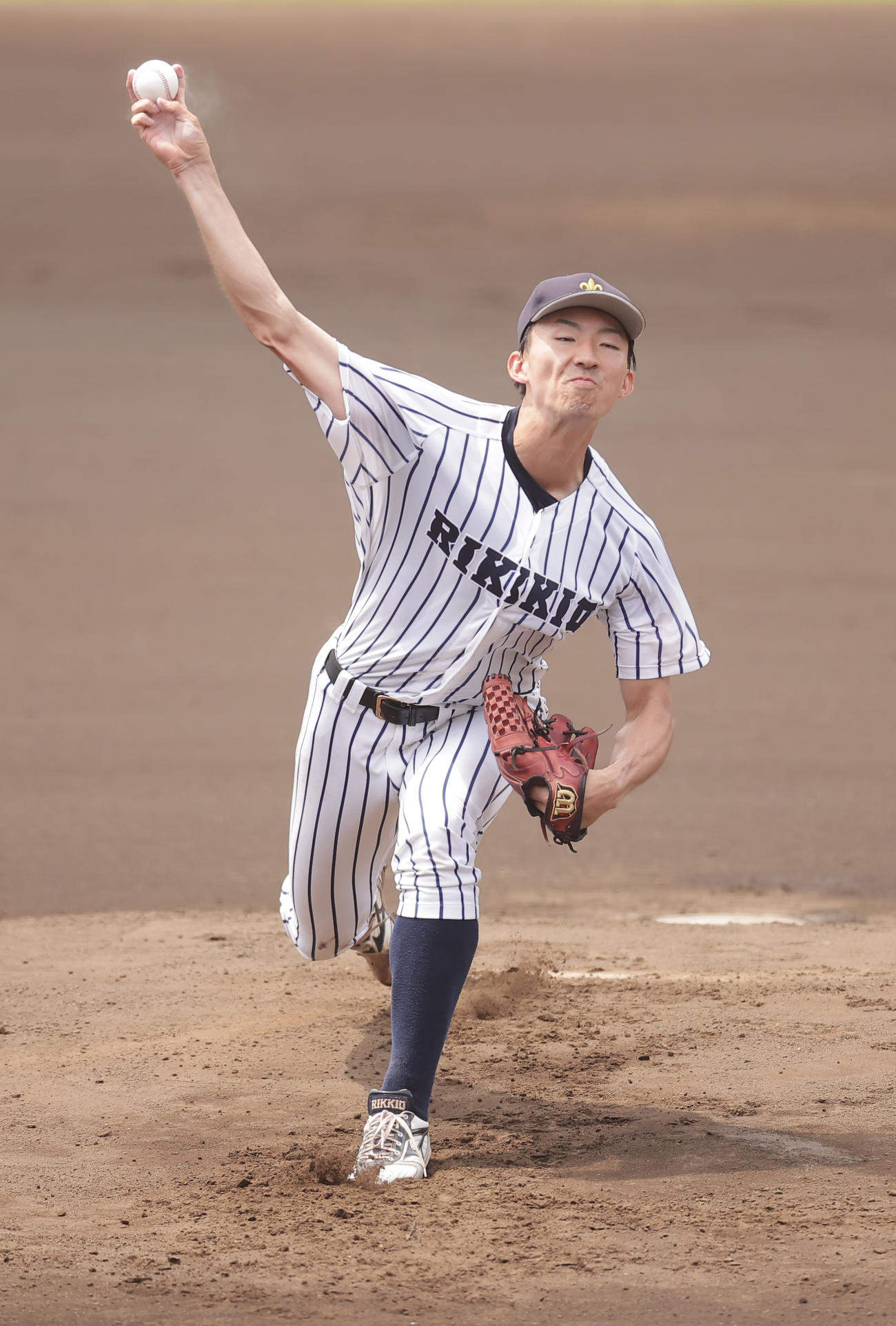 紅白戦で力投する立大・荘司（撮影・野上伸悟）