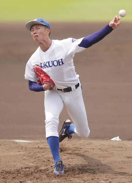 紅白戦で力投する白鴎大・曽谷（撮影・野上伸悟）