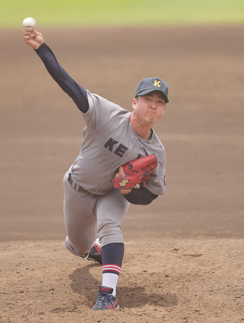 紅白戦で力投する慶大・橋本（撮影・野上伸悟）