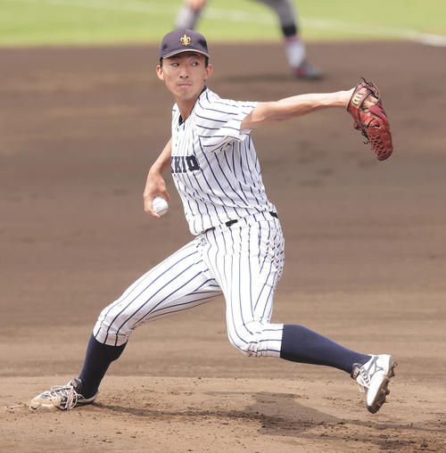 紅白戦で力投する立大・荘司（撮影・野上伸悟）