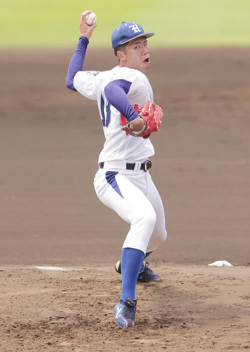 紅白戦で力投する白鴎大・曽谷（撮影・野上伸悟）