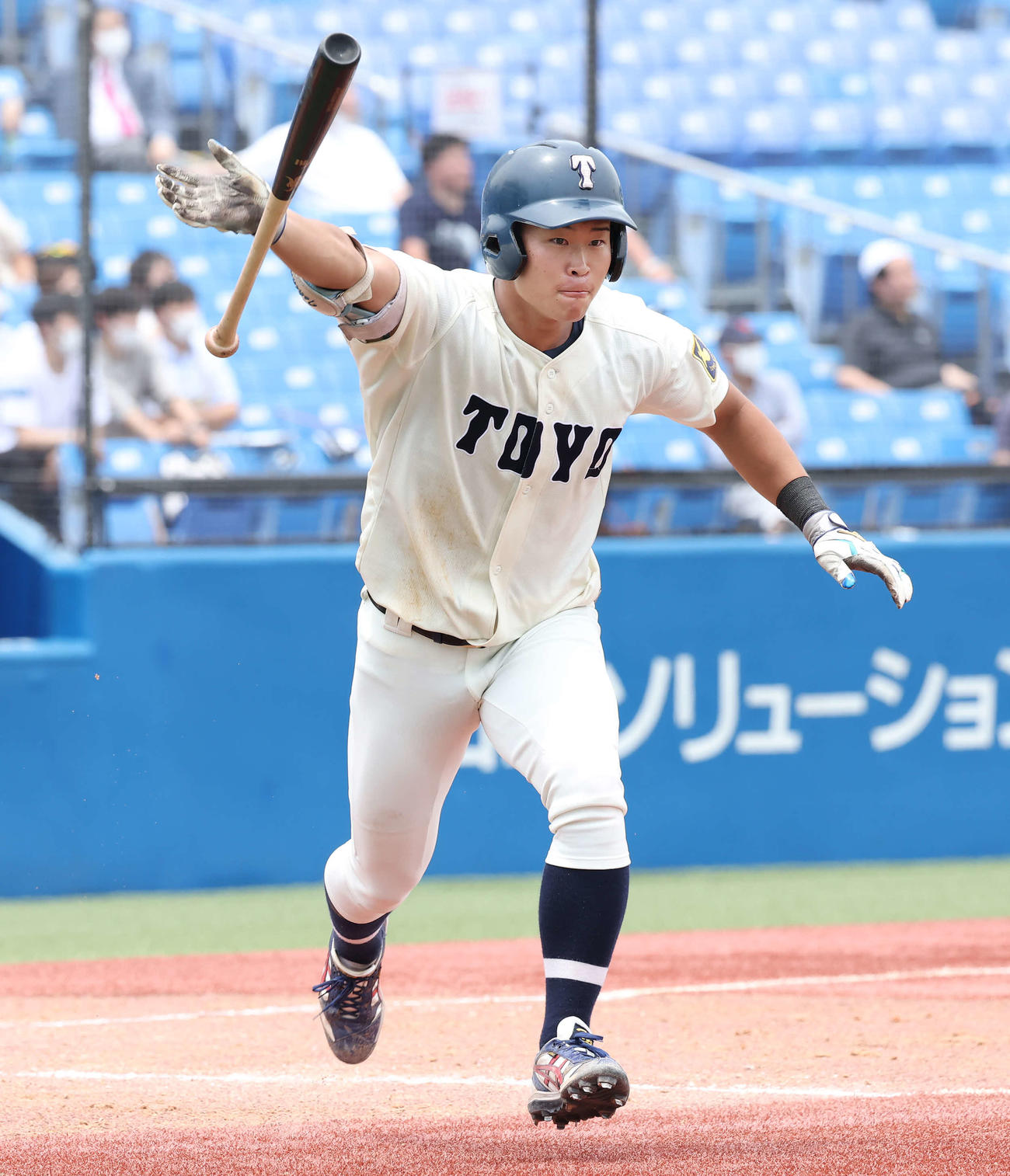 中大対東洋大　5回裏東洋大1死満塁、石上泰は右越えに満塁本塁打を放つ（撮影・丹羽敏通）