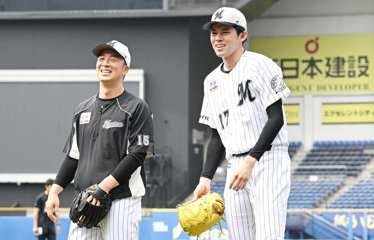 笑顔で調整するロッテ佐々木朗希（右）と美馬（撮影・滝沢徹郎）