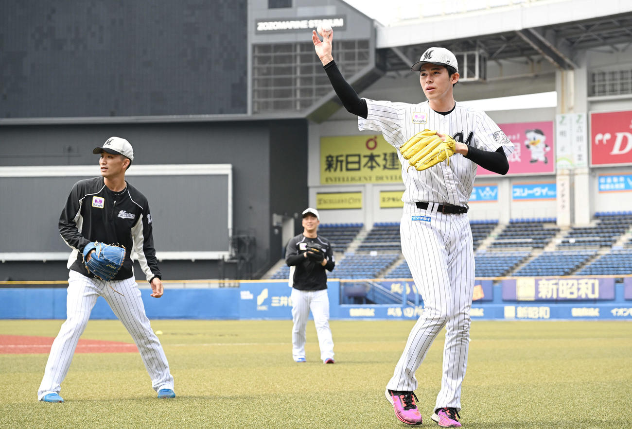 調整するロッテの、手前から佐々木朗希、小島和哉、美馬（撮影・滝沢徹郎）