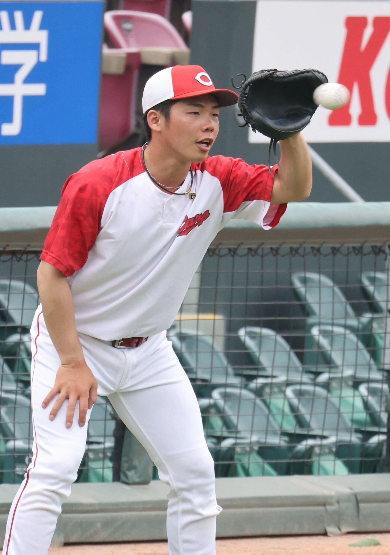 広島投手指名練習　支配下登録され、投手指名練習に参加し、アンダーソンとキャッチボールをする持丸（撮影・加藤孝規）