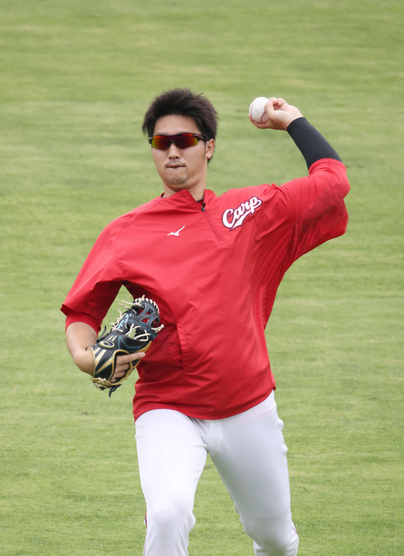 広島投手指名練習　キャッチボールをする床田（撮影・加藤孝規）