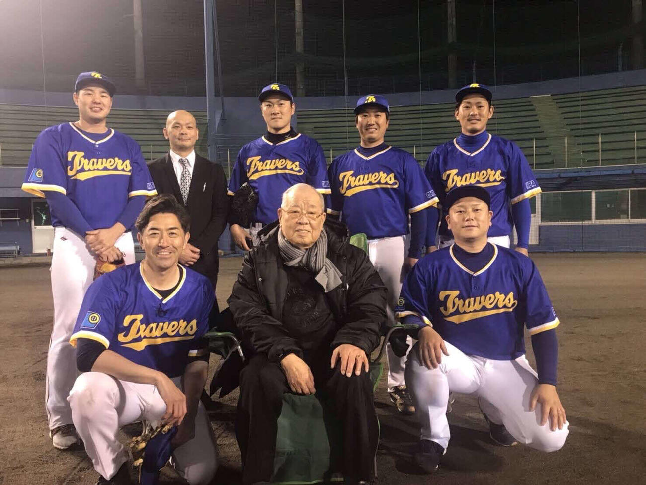 恩師の故野村克也監督（中央）と記念撮影するG・G・佐藤氏（左前）（提供＝G・G・佐藤氏）