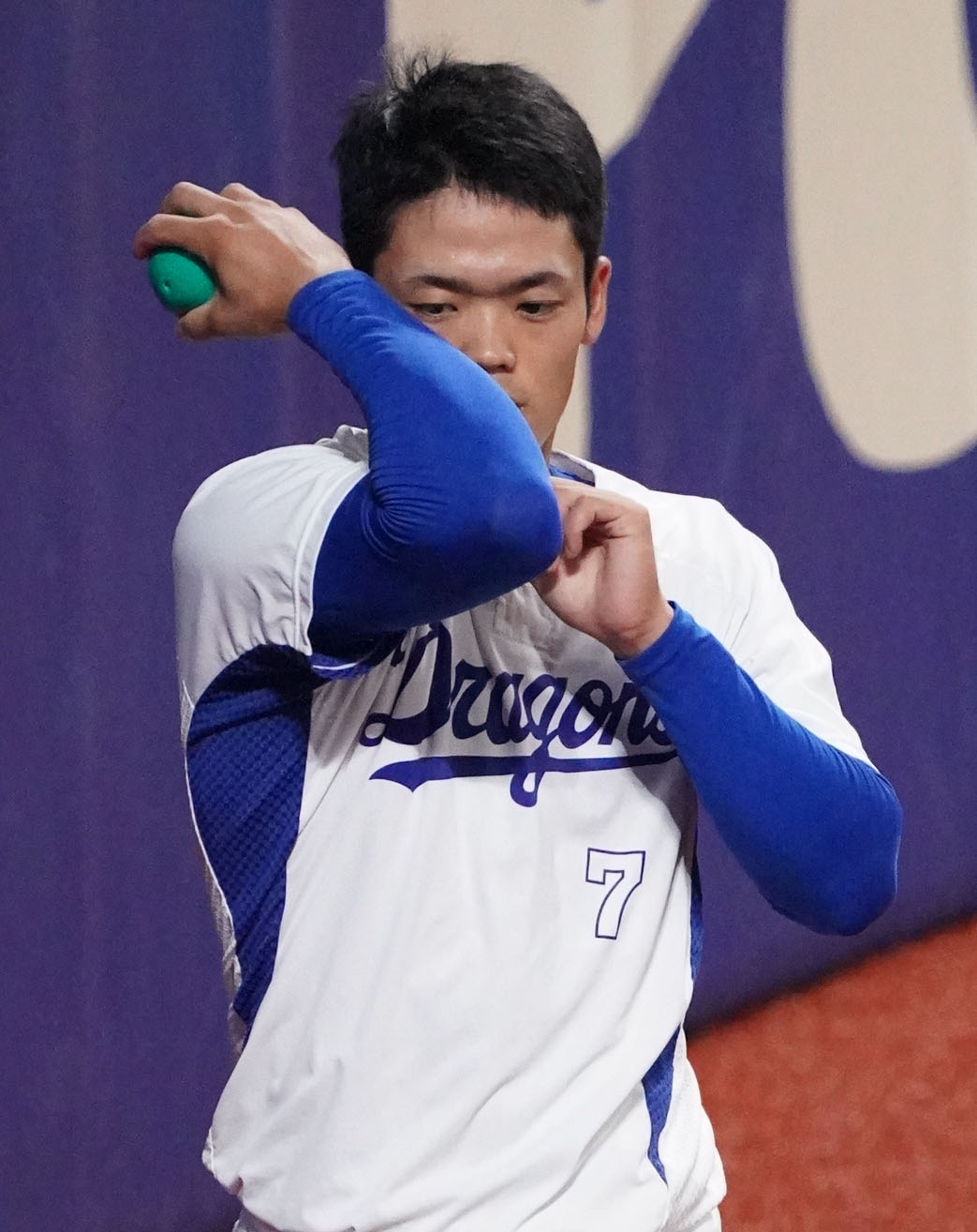 重さの違うボールを利用しトレーニングをする根尾（撮影・森本幸一）