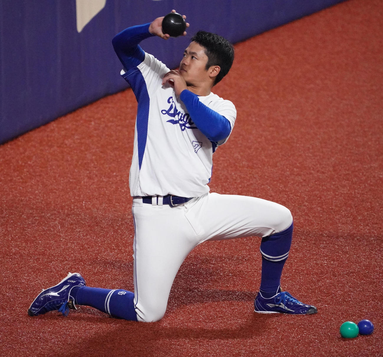 重さの違うボールを利用しトレーニングをする根尾（撮影・森本幸一）