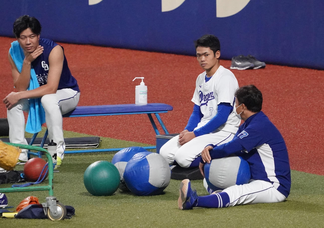 大野雄（左）落合ヘッド兼投手コーチ（右）らと言葉を交わす根尾（中央）（撮影・森本幸一）