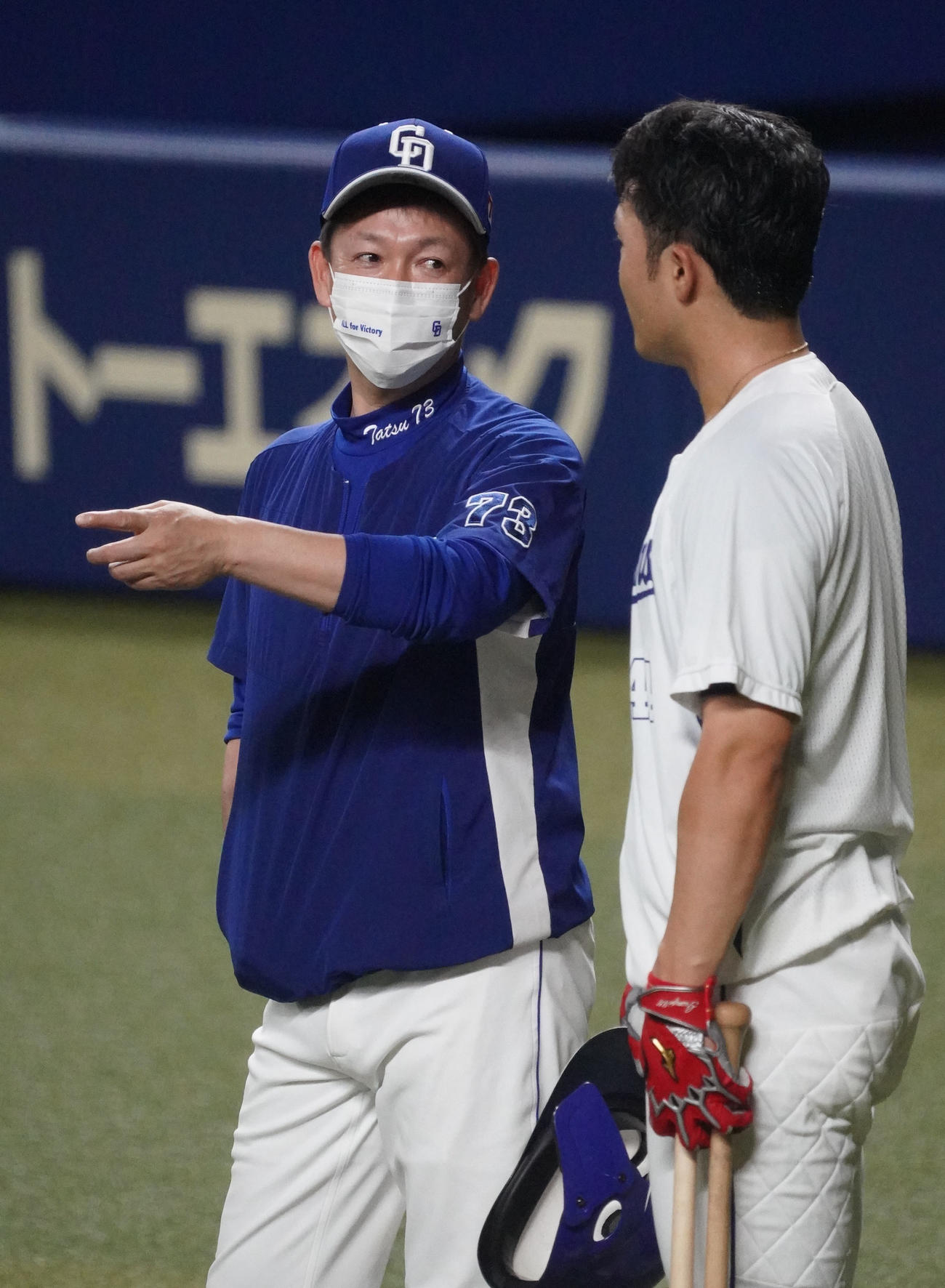 郡司にアドバイスをする立浪監督（左）（撮影・森本幸一）