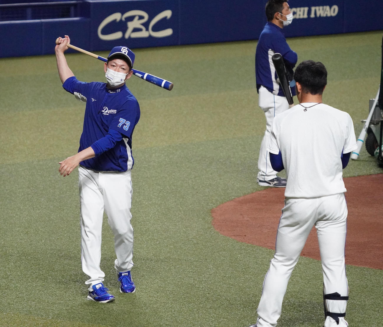 三好にアドバイスをする立浪監督（左）（撮影・森本幸一）