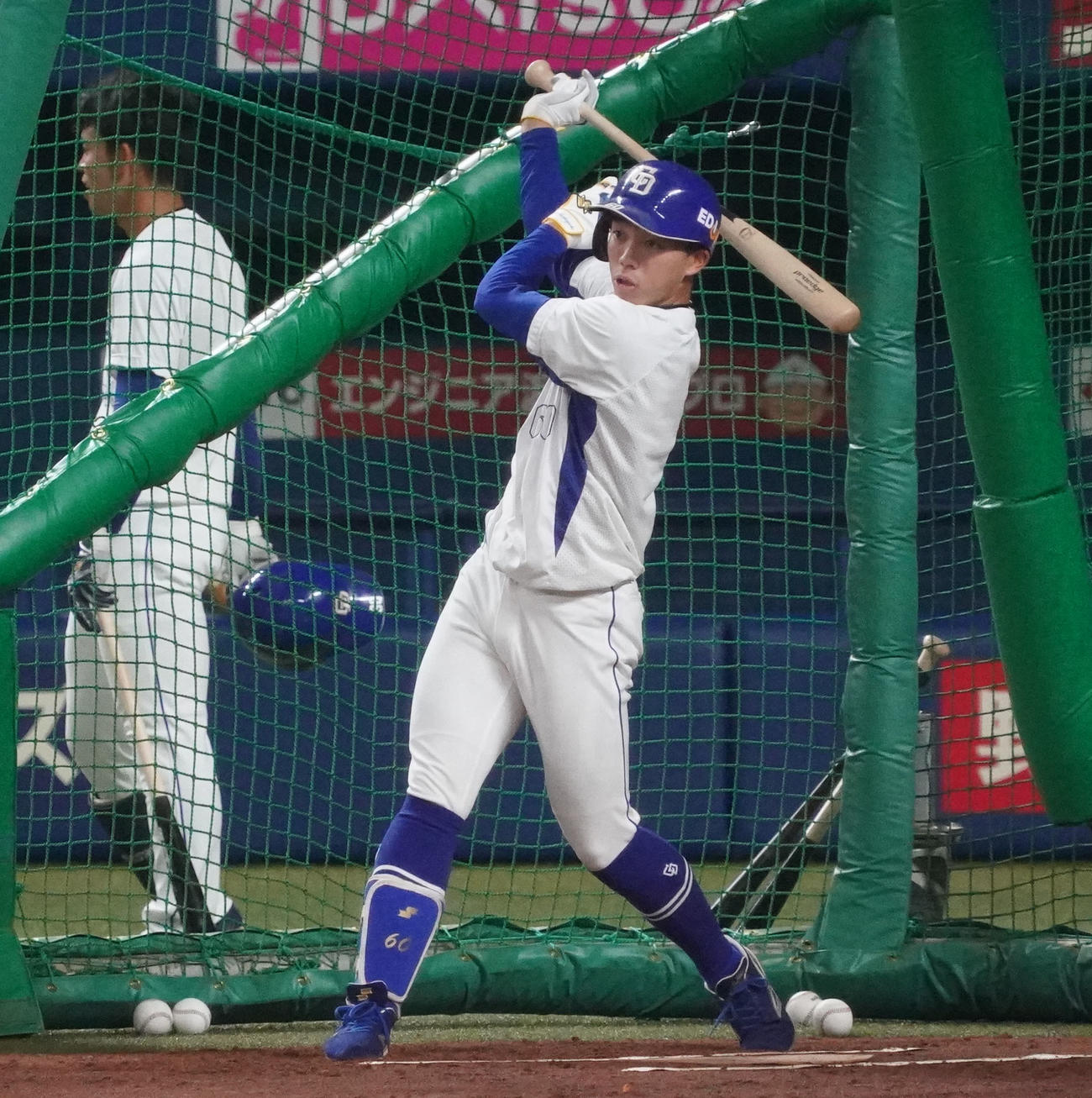 フリー打撃練習をする岡林（撮影・森本幸一）