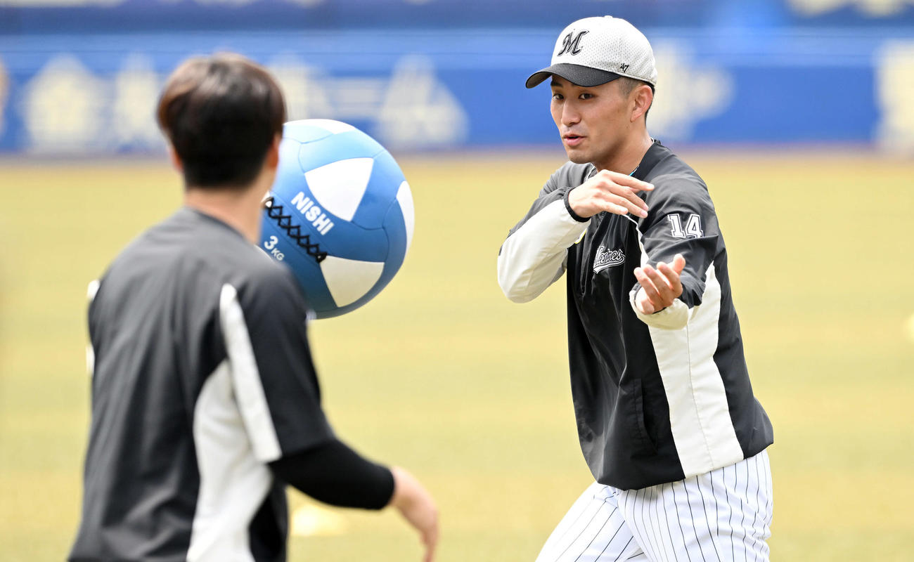 ロッテ美馬（手前）と調整する小島（撮影・滝沢徹郎）