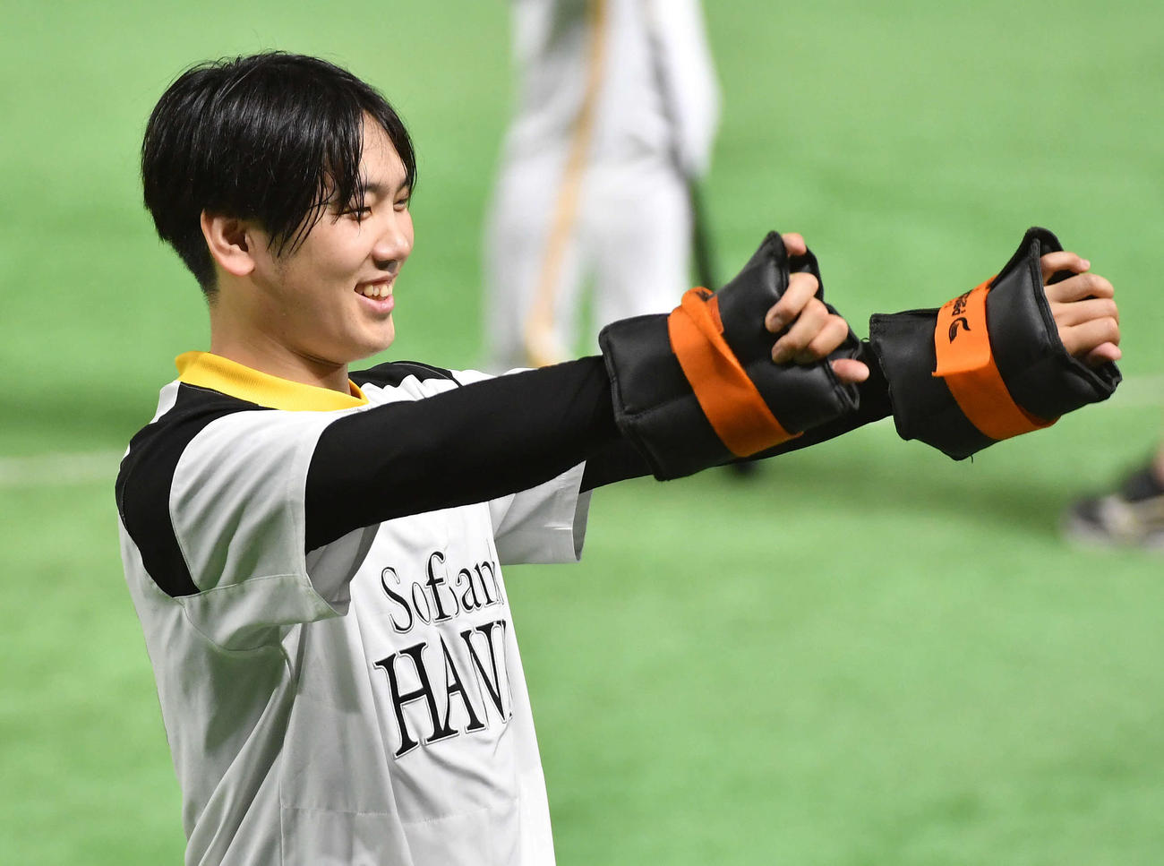 腕に重りをつけてトレーニングを行うソフトバンク石川（撮影・岩下翔太）