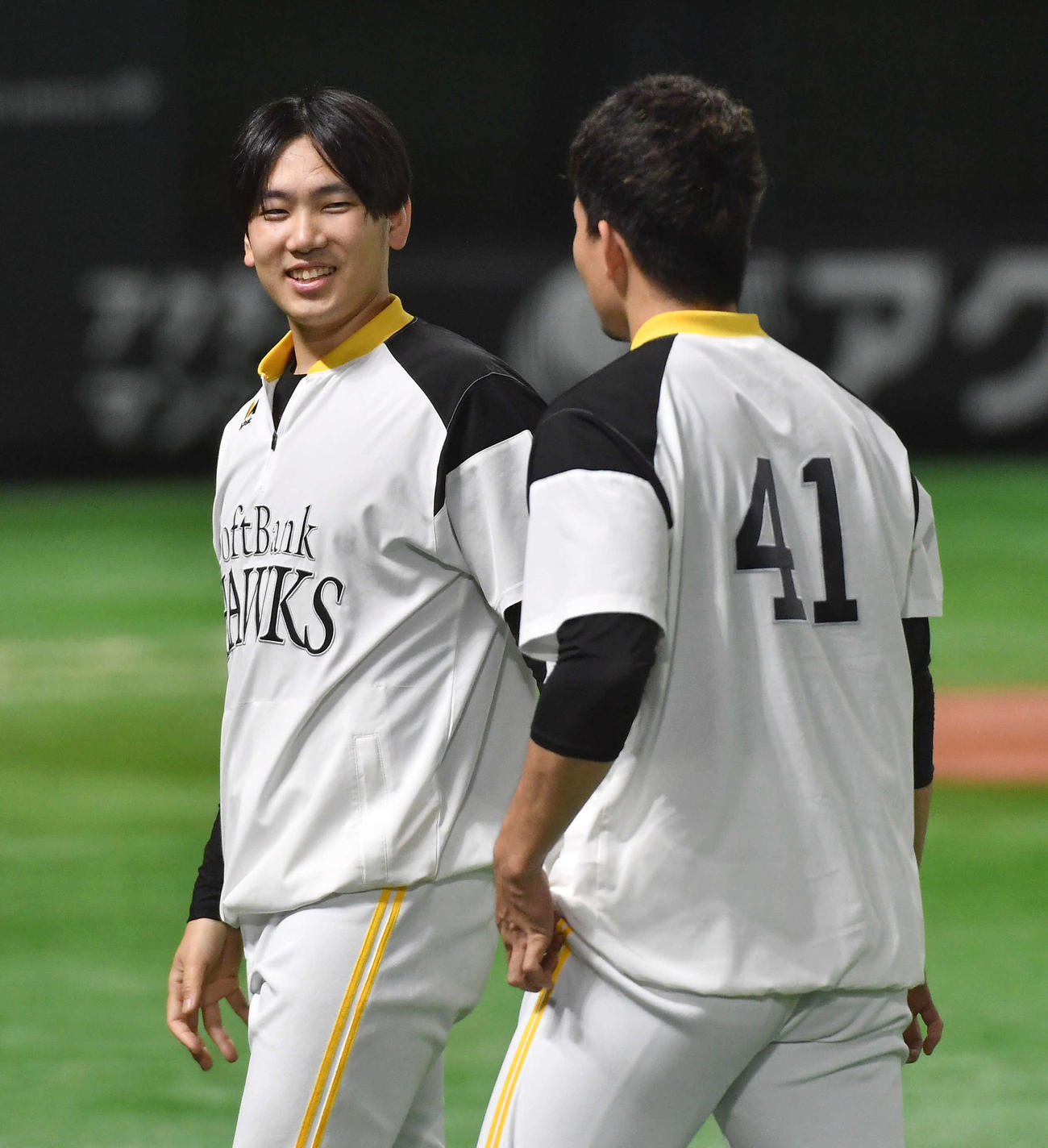千賀（右）と談笑する石川（撮影・岩下翔太）