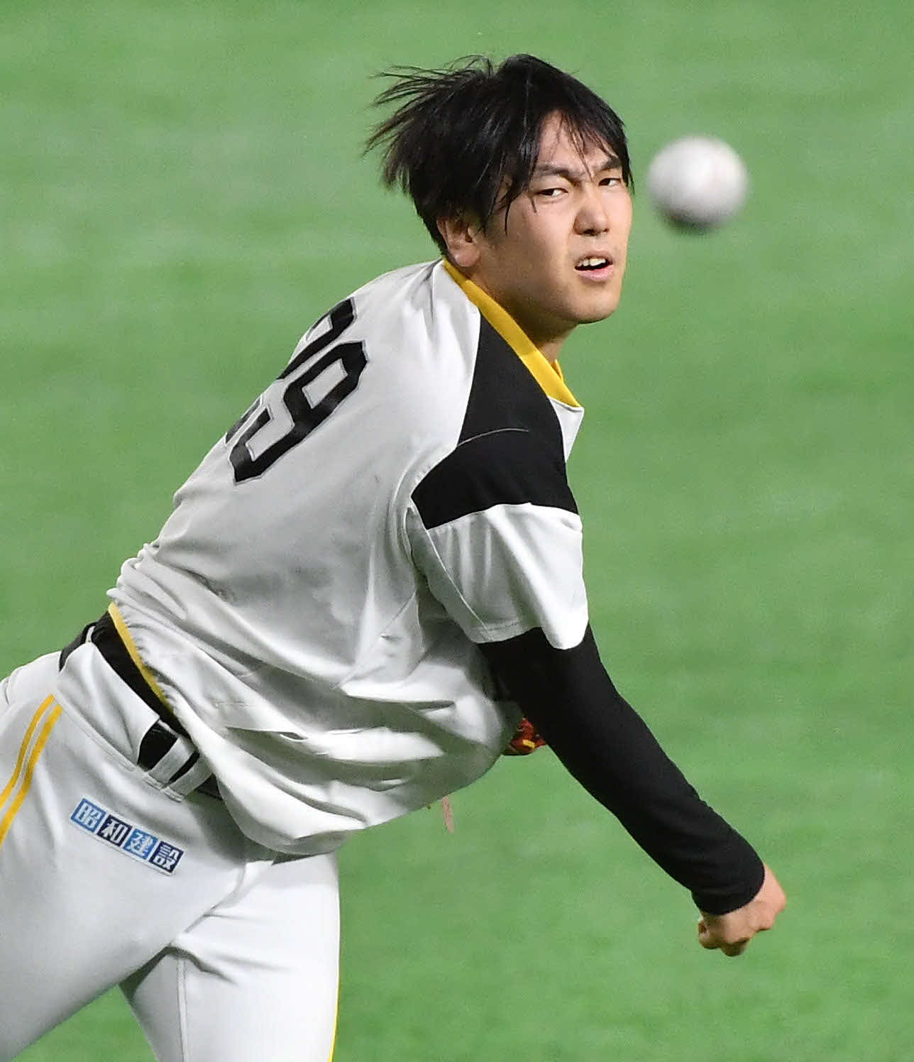 キャッチボールを行うソフトバンク石川（撮影・岩下翔太）