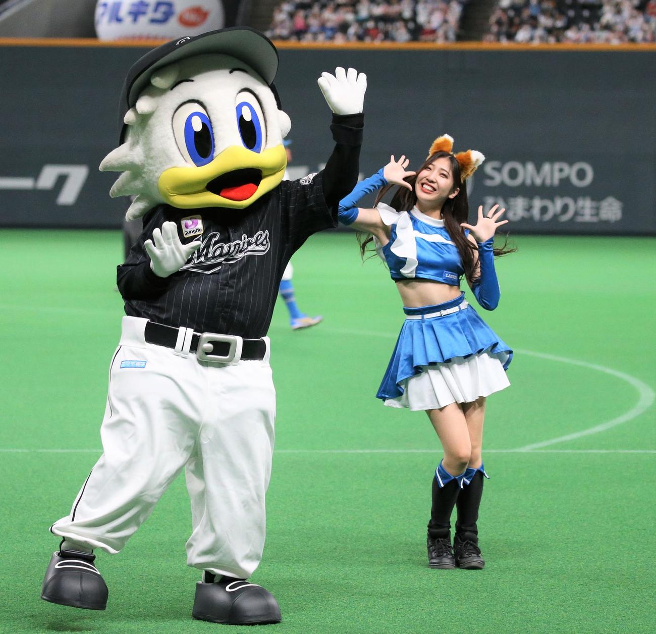 日本ハム　きつねダンスを踊るロッテマスコットのマーくんとファイターズガール