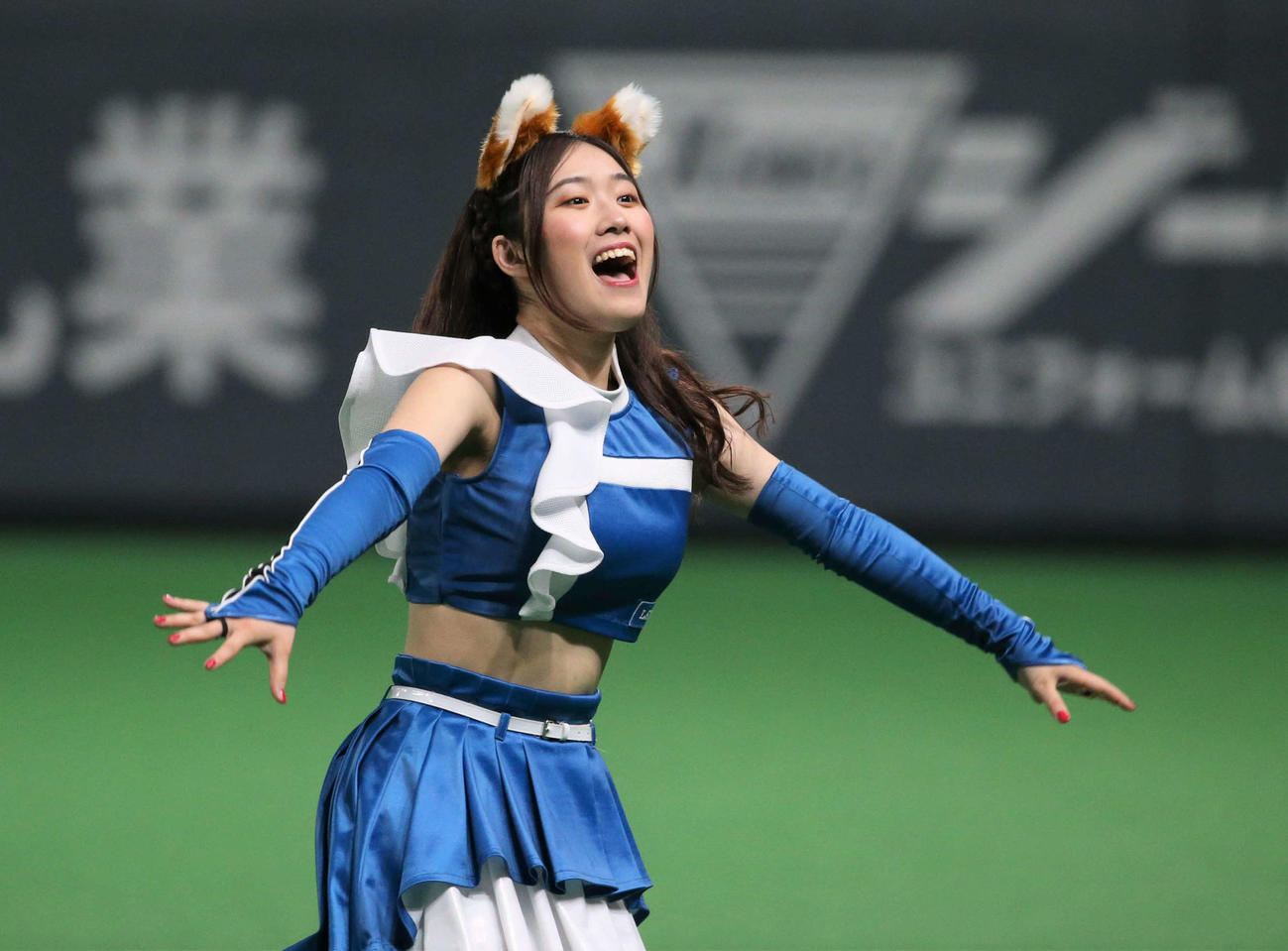日本ハム　きつねダンスを踊るファイターズガール