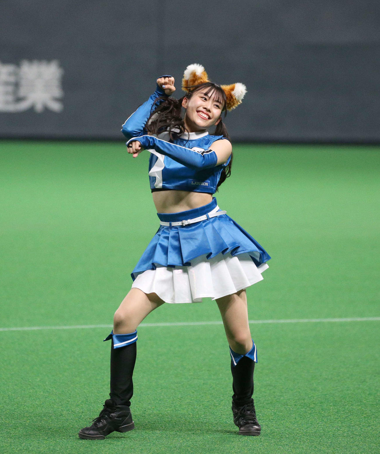 日本ハム対ロッテ　「きつねダンス」を踊るファイターズガール（撮影・黒川智章）