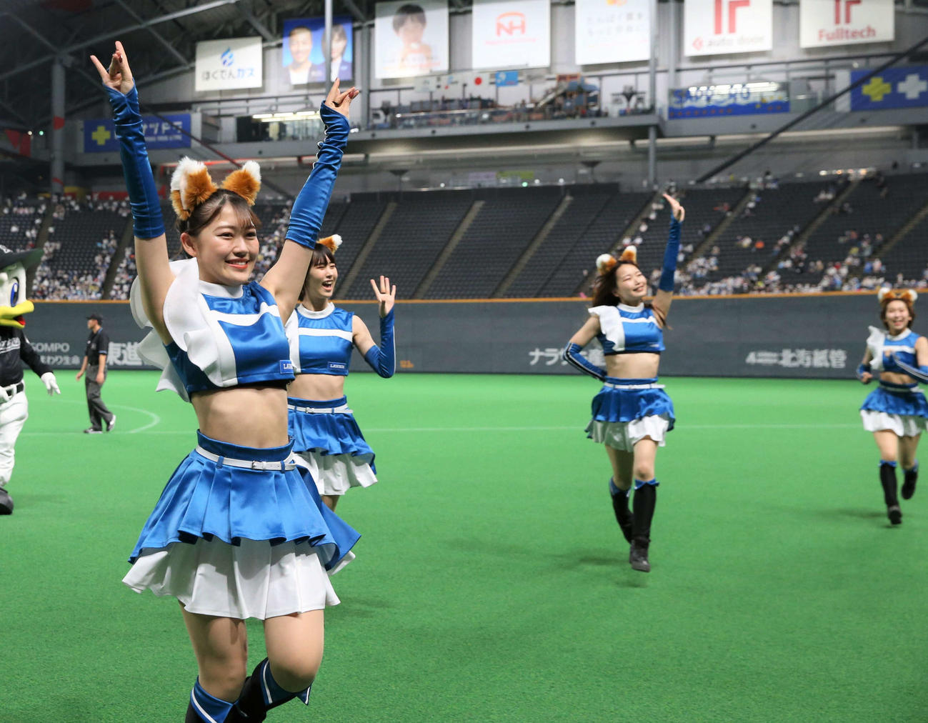 日本ハム　きつねダンスを踊り終えスタンドに手を振って引き揚げるファイターズガール