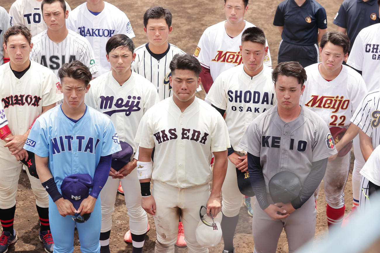 合宿の最後に監督、コーチの話を聞く、手前左から日体大・矢沢、早大・蛭間、慶大・橋本ら（撮影・野上伸悟）