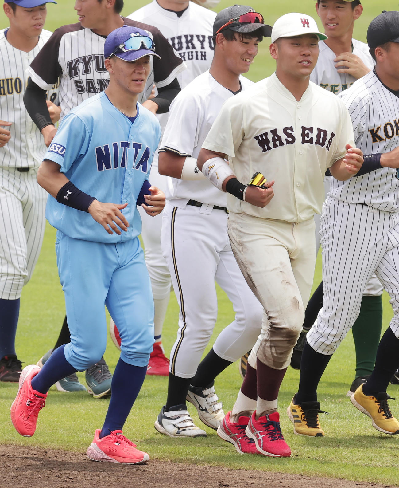 クールダウンを終え話をしながらベンチ前に向かう日体大・矢沢（左）と早大・蛭間（撮影・野上伸悟）