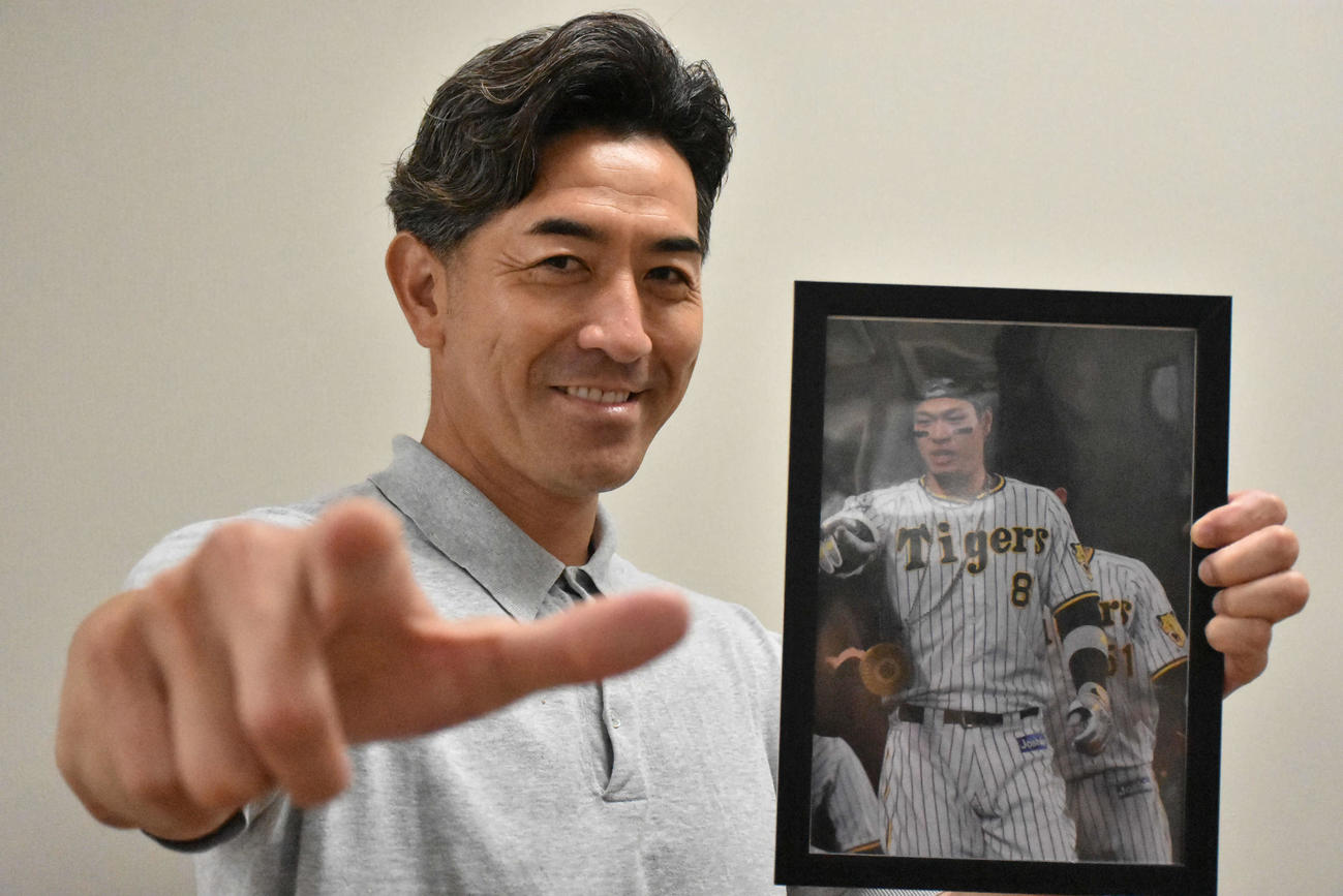 ポーズを決めるG・G・佐藤氏（撮影・真柴健）