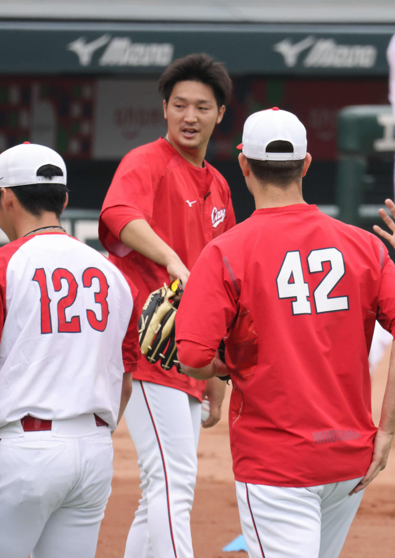 広島投手指名練習　床田（中央）。左は持丸。右はアンダーソン（撮影・加藤孝規）