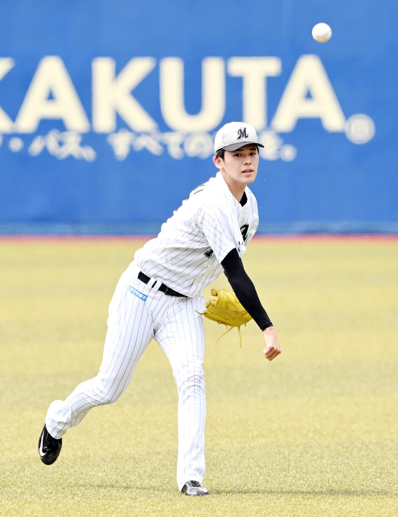 キャッチボールで調整するロッテ佐々木朗（撮影・滝沢徹郎）