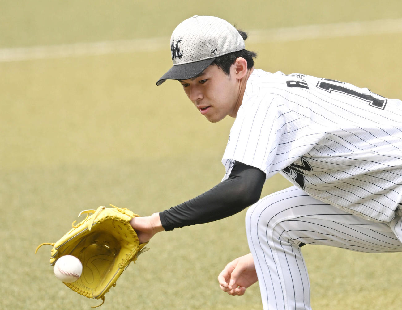 練習でノックを受けるロッテ佐々木朗（撮影・滝沢徹郎）