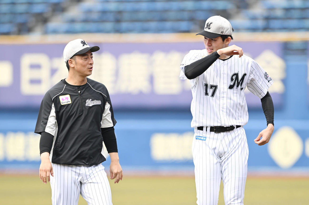 笑顔で調整するロッテ佐々木朗希（右）と美馬（撮影・滝沢徹郎）