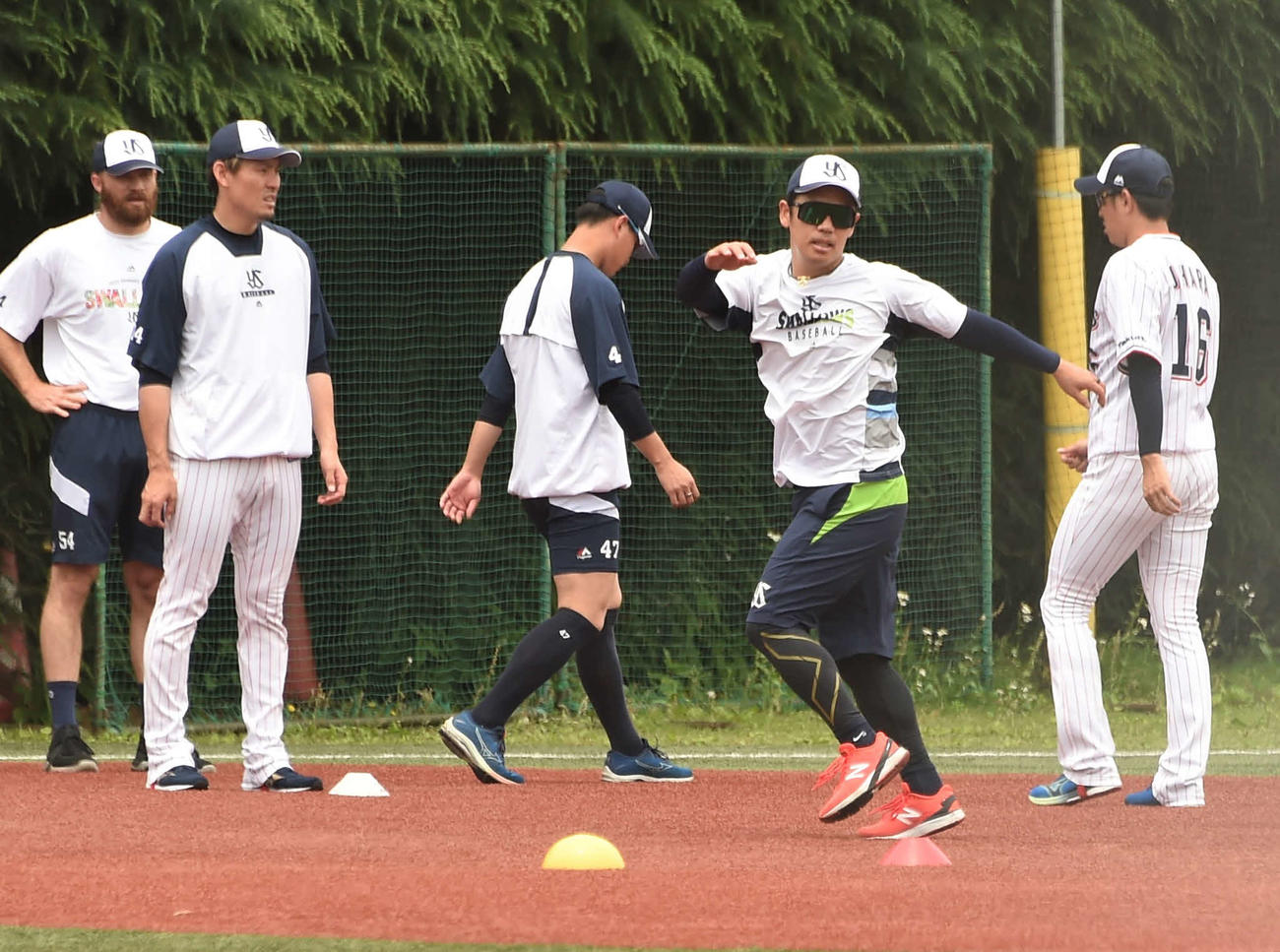 ウオーミングアップを行う小川（左から4人目）らヤクルト先発投手陣。左からサイスニード、高梨、高橋、1人おいて原（撮影・鈴木正章）