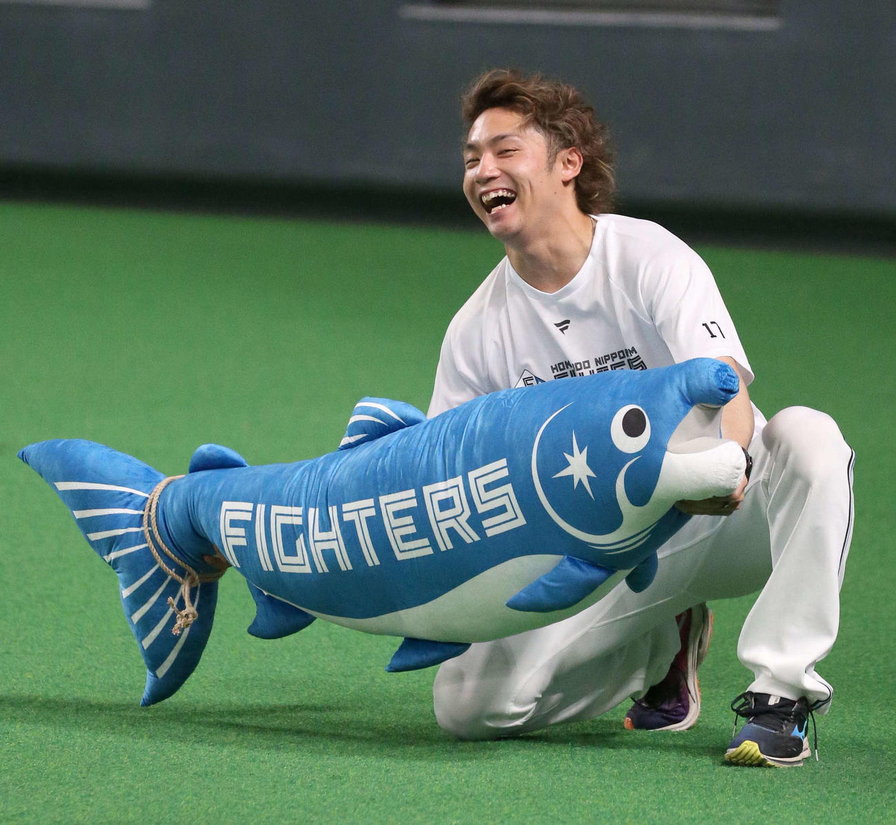 5月28日、巨大しゃけまるを手に笑顔の伊藤大海