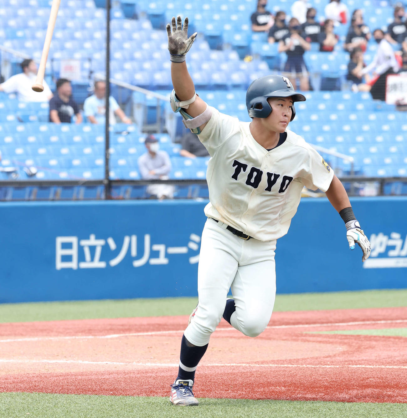 中大対東洋大　5回裏東洋大1死満塁、石上泰は右越え満塁本塁打を放つ（撮影・丹羽敏通）